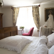 150 let stará postel - kolik lidí se v ní narodilo a kolik zemřelo